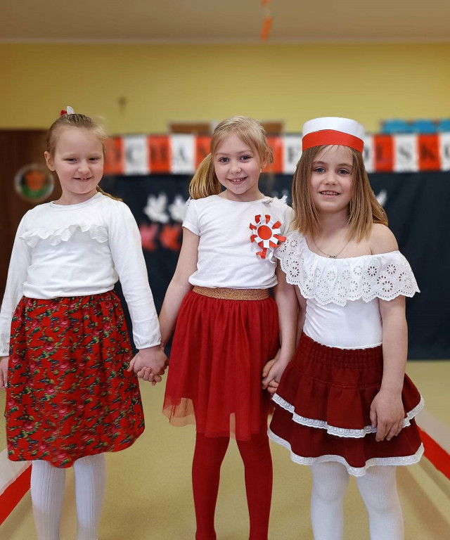 Pokaz mody patriotycznej w Mąkoszycach