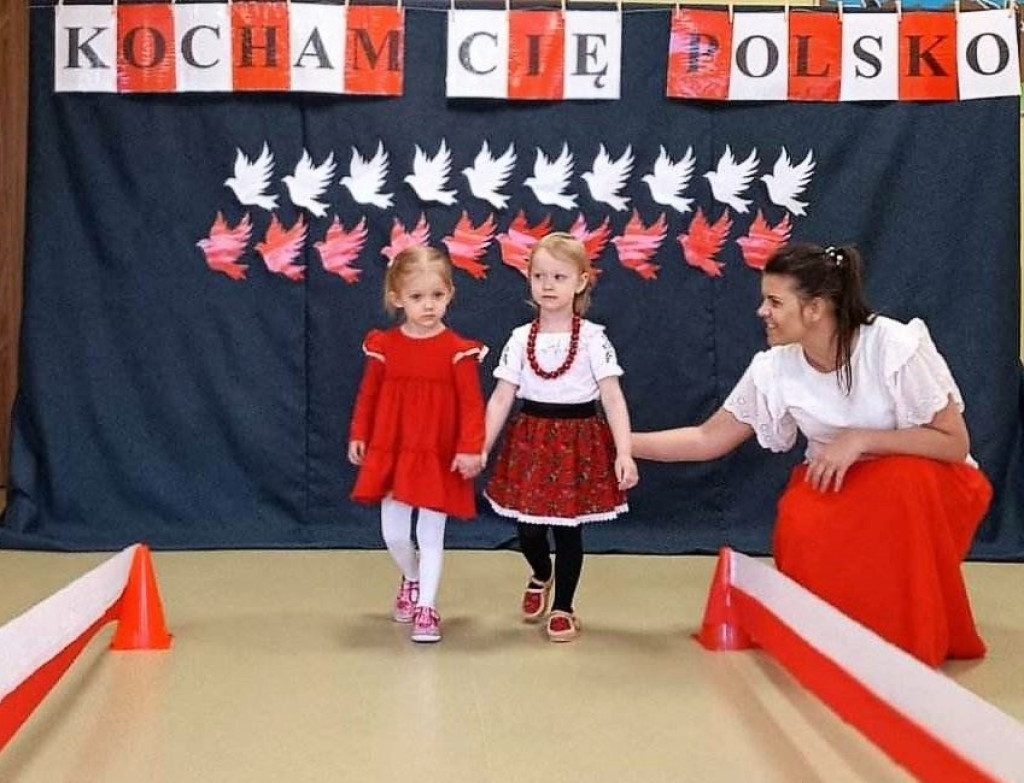 Pokaz mody patriotycznej w Mąkoszycach