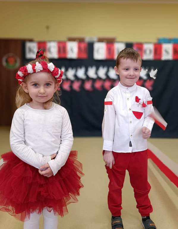 Pokaz mody patriotycznej w Mąkoszycach