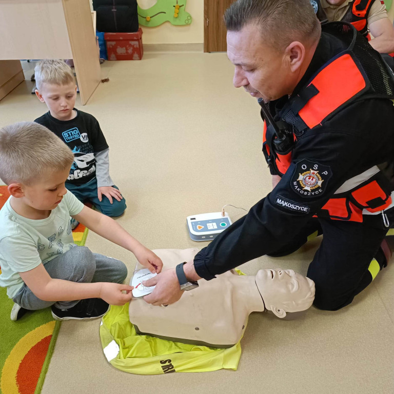 Strażacy w Przedszkolu w Mąkoszycach