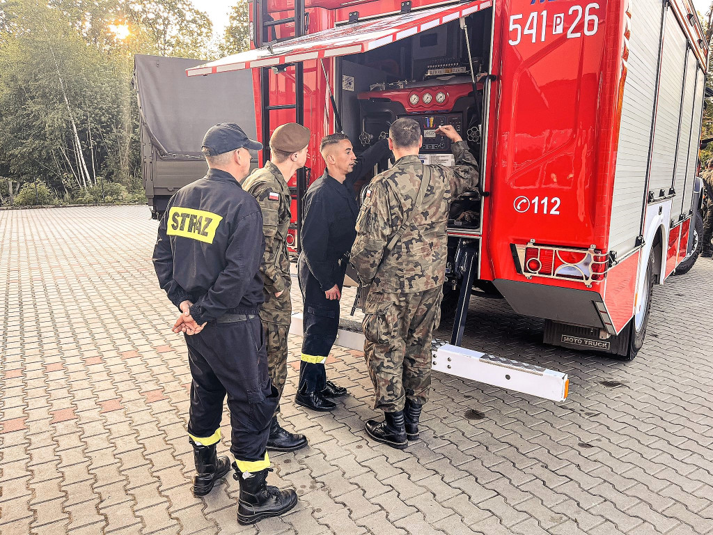 Ćwiczenia strażaków z żołnierzami