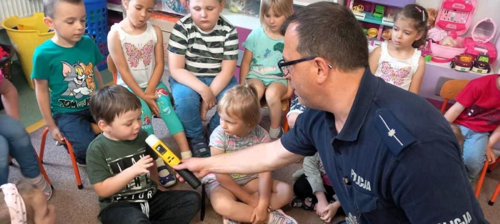 Policjanci w Przedszkolu w Mikstacie