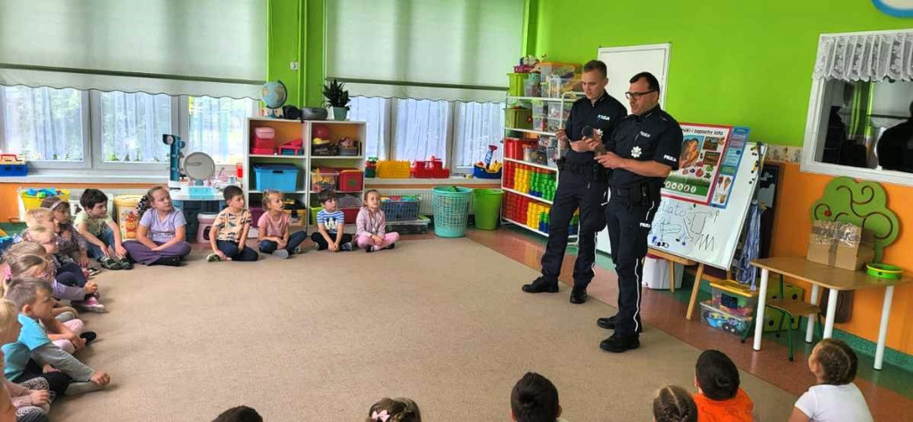 Policjanci w Przedszkolu w Mikstacie