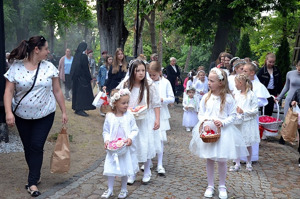 Wianuszki z kwiatów i ziół pobłogosławione