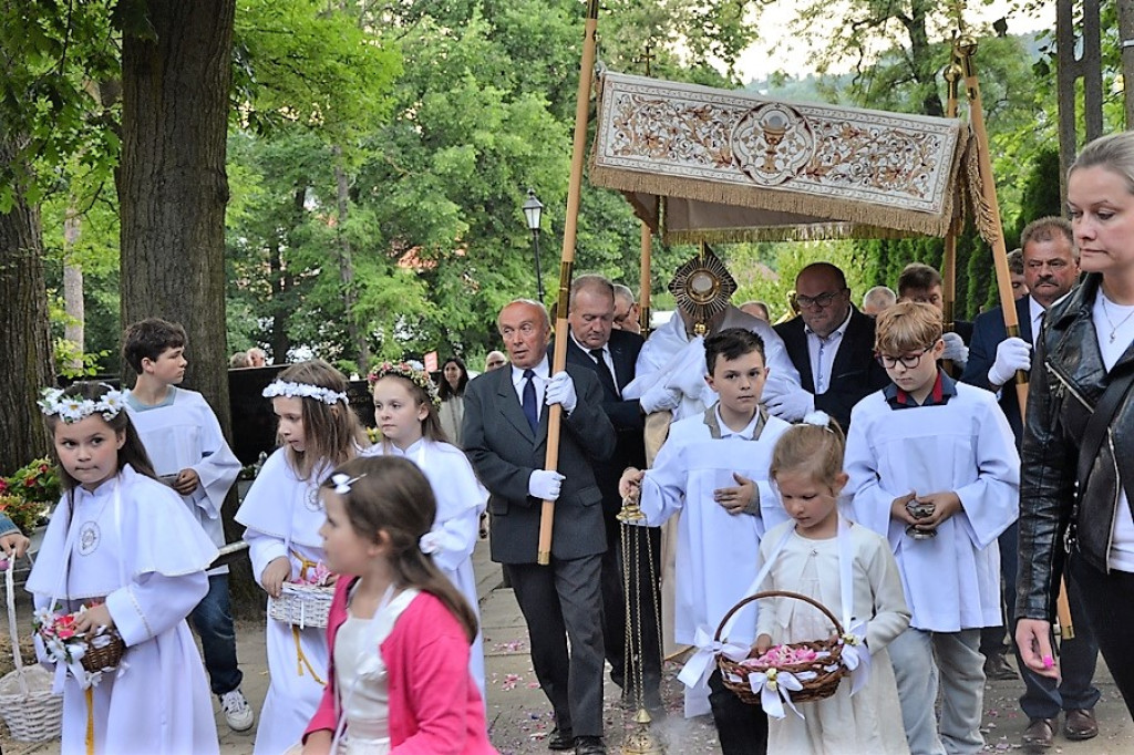 Wianuszki z kwiatów i ziół pobłogosławione