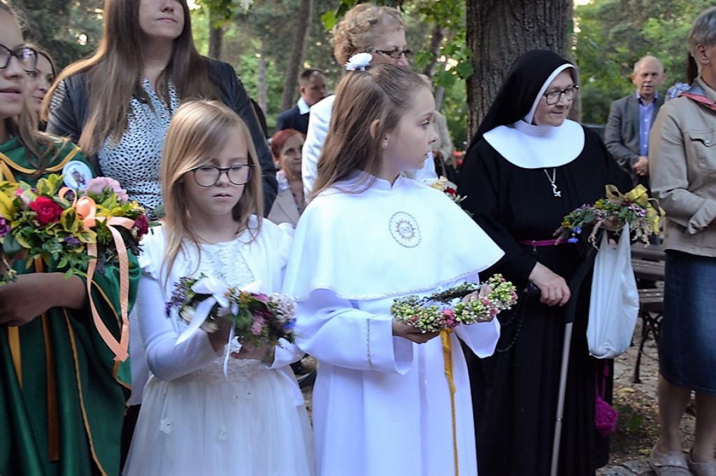 Wianuszki z kwiatów i ziół pobłogosławione