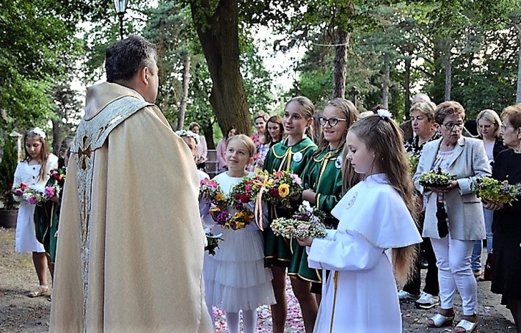 Wianuszki z kwiatów i ziół pobłogosławione