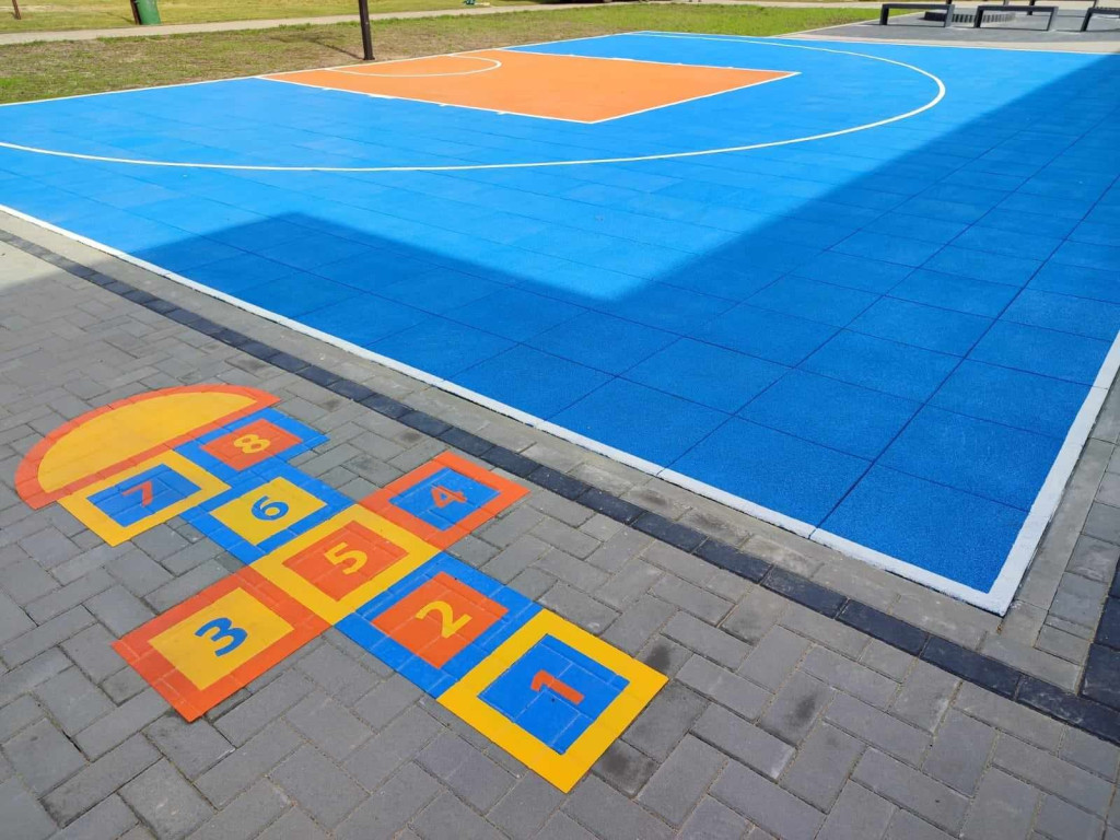 Nowy dziedziniec szkolny w Grabowie
