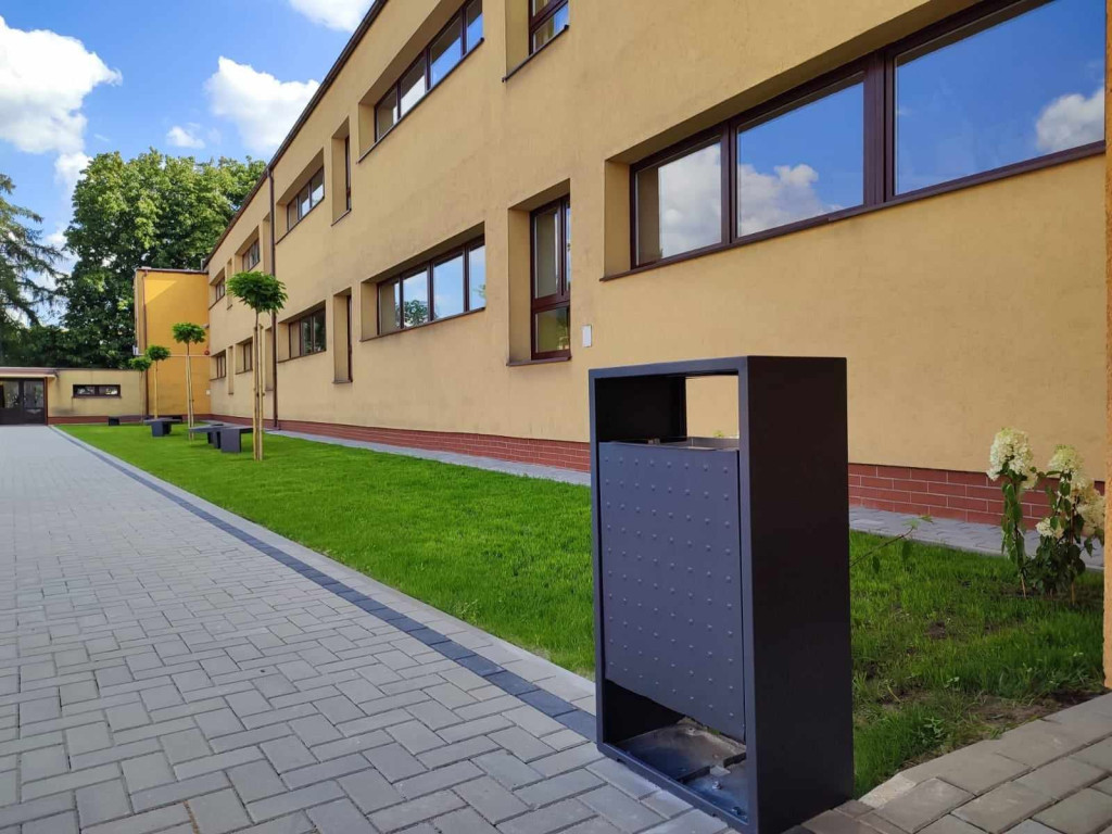 Nowy dziedziniec szkolny w Grabowie