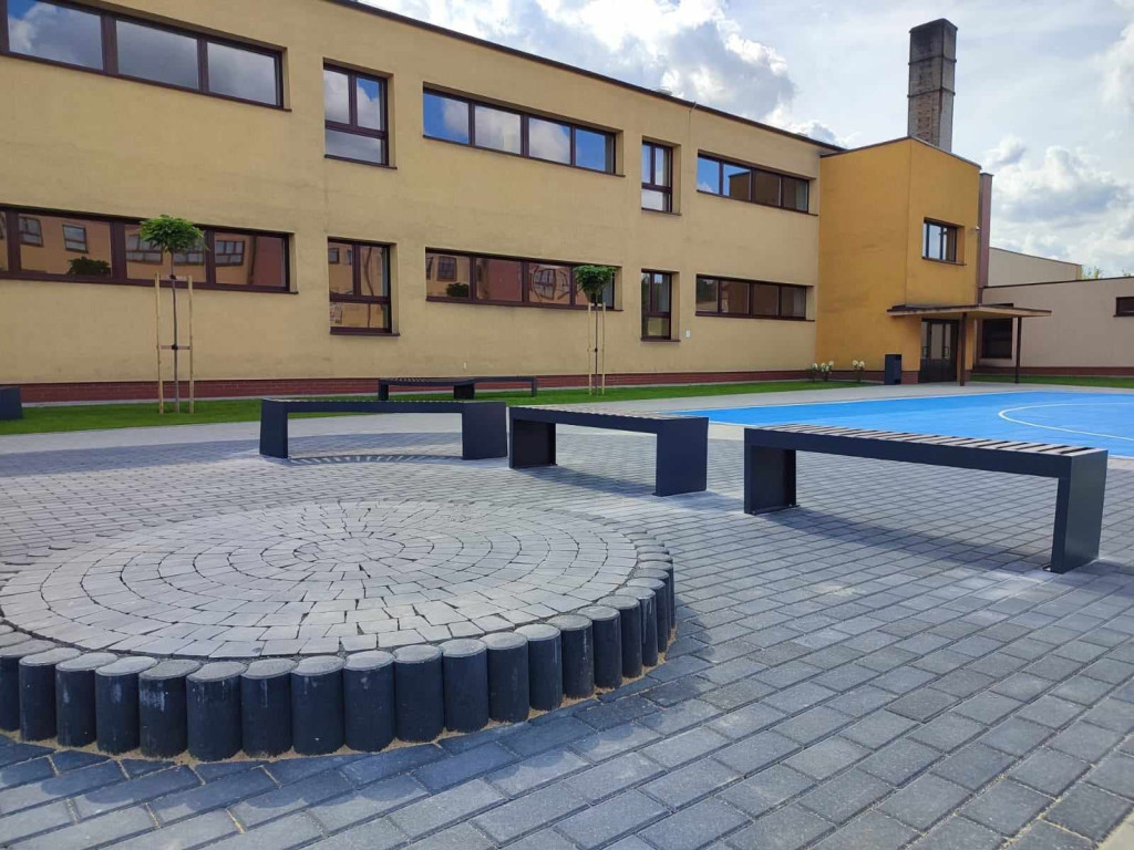 Nowy dziedziniec szkolny w Grabowie