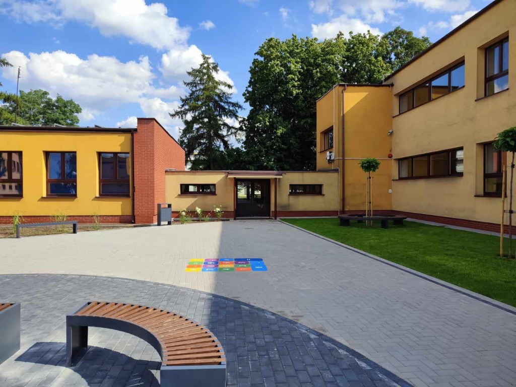 Nowy dziedziniec szkolny w Grabowie