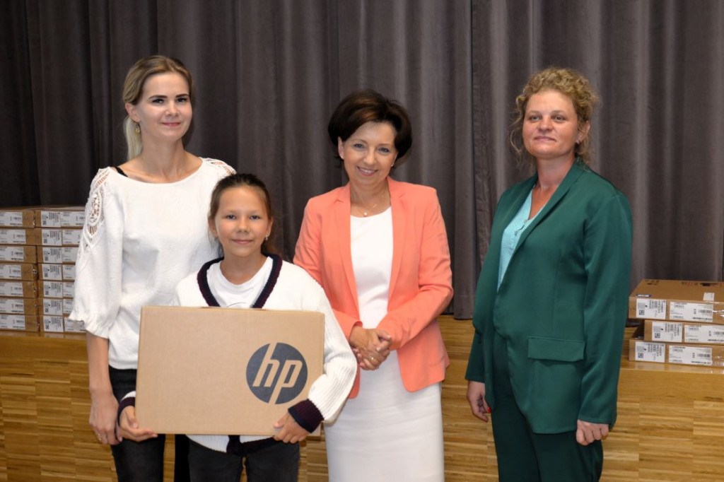 Minister Marlena Maląg wręczyła laptopy