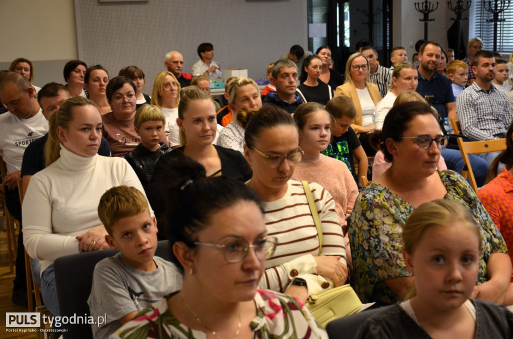 Minister Marlena Maląg wręczyła laptopy