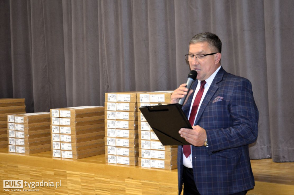Minister Marlena Maląg wręczyła laptopy