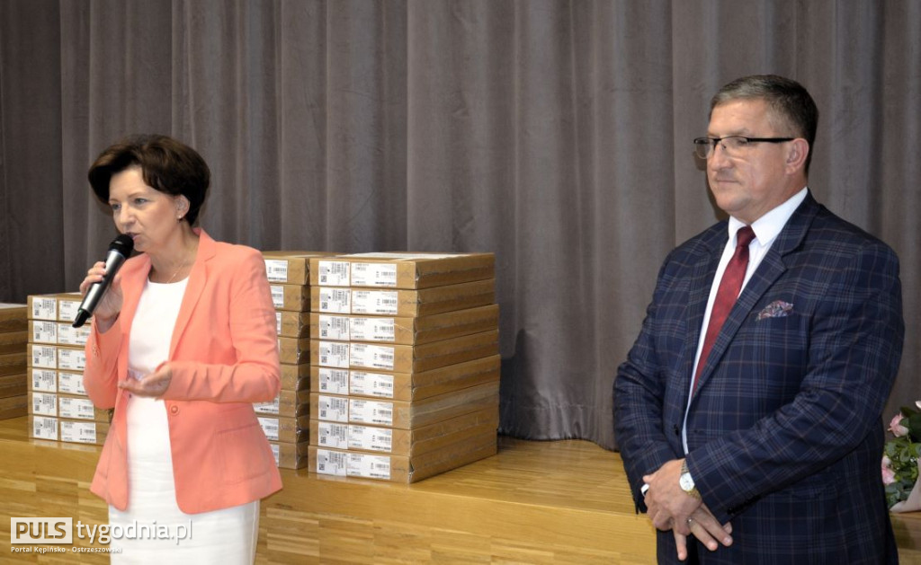 Minister Marlena Maląg wręczyła laptopy
