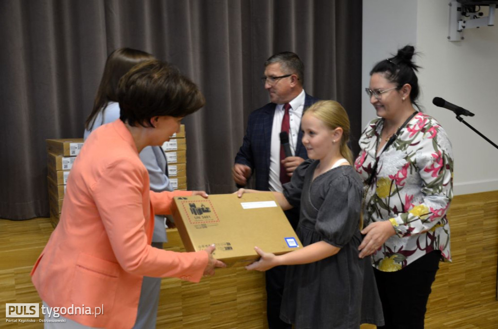 Minister Marlena Maląg wręczyła laptopy