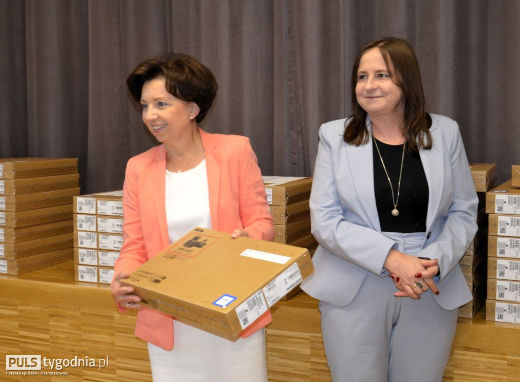 Minister Marlena Maląg wręczyła laptopy