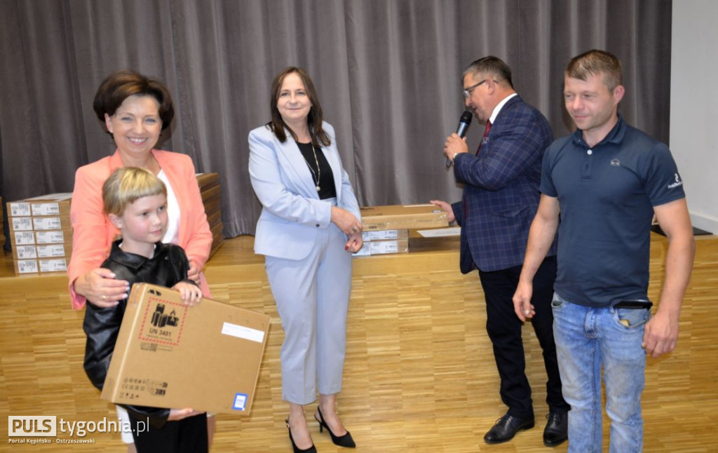 Minister Marlena Maląg wręczyła laptopy