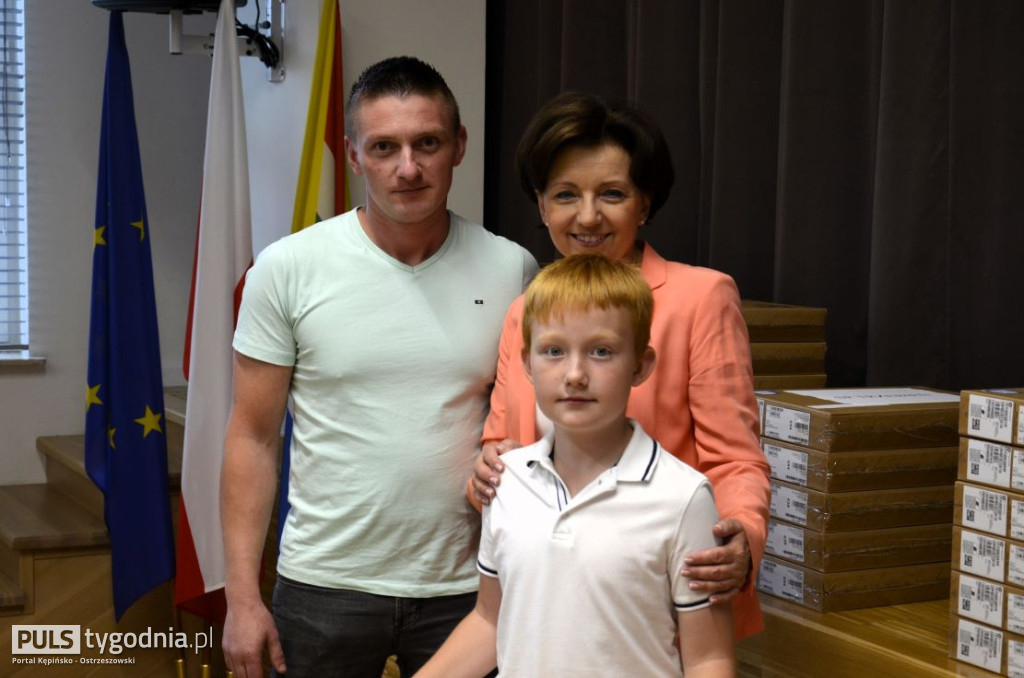 Minister Marlena Maląg wręczyła laptopy