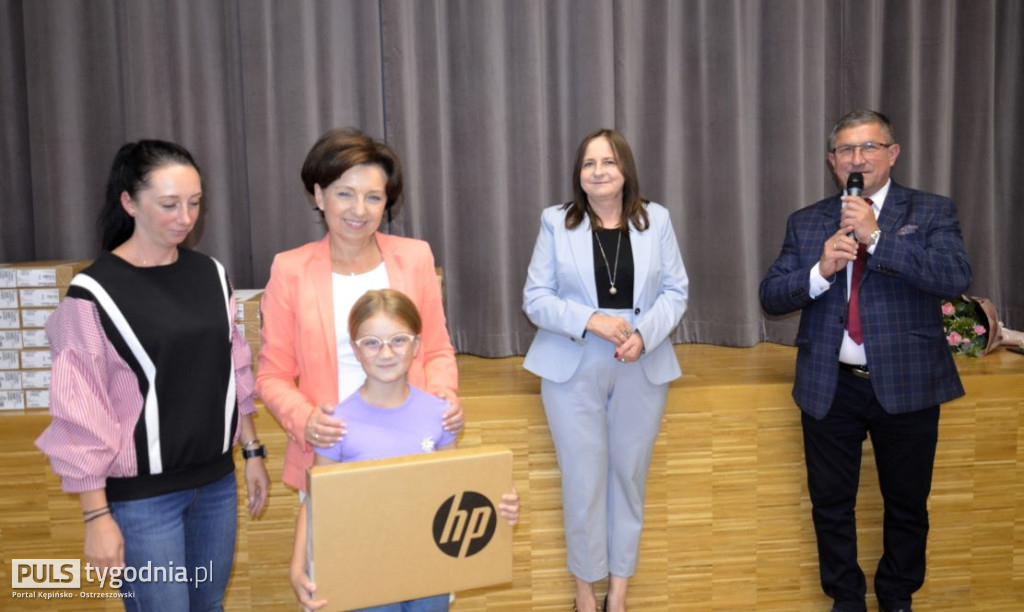 Minister Marlena Maląg wręczyła laptopy