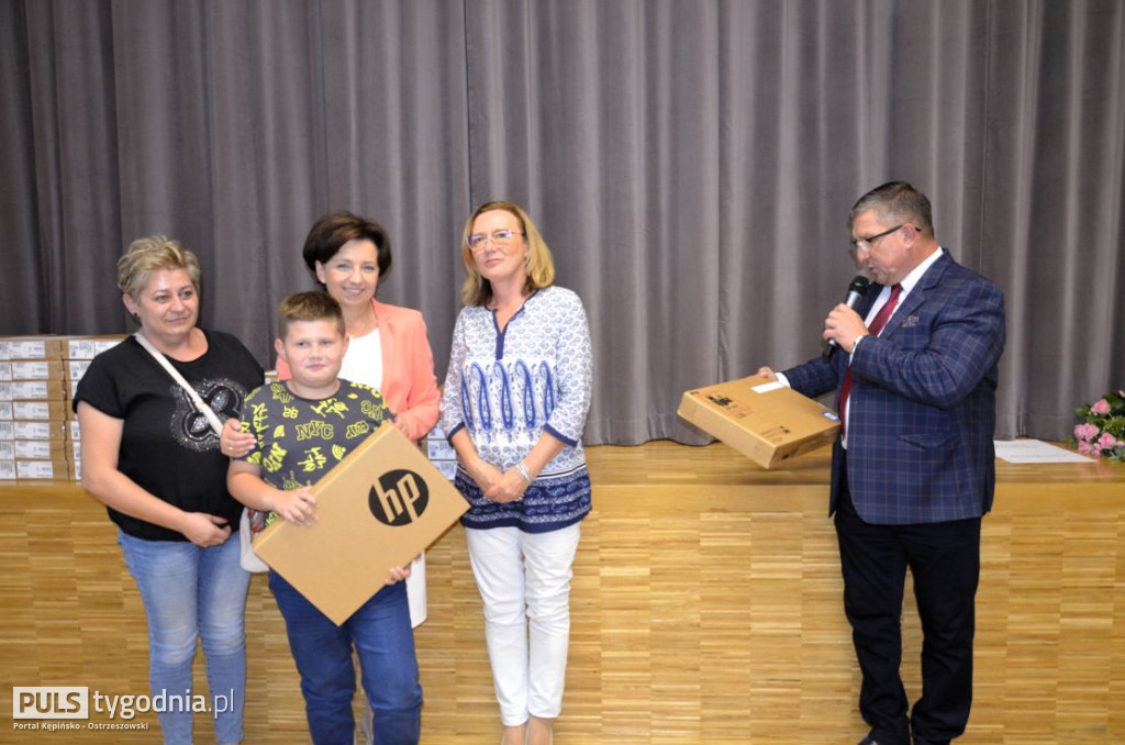 Minister Marlena Maląg wręczyła laptopy