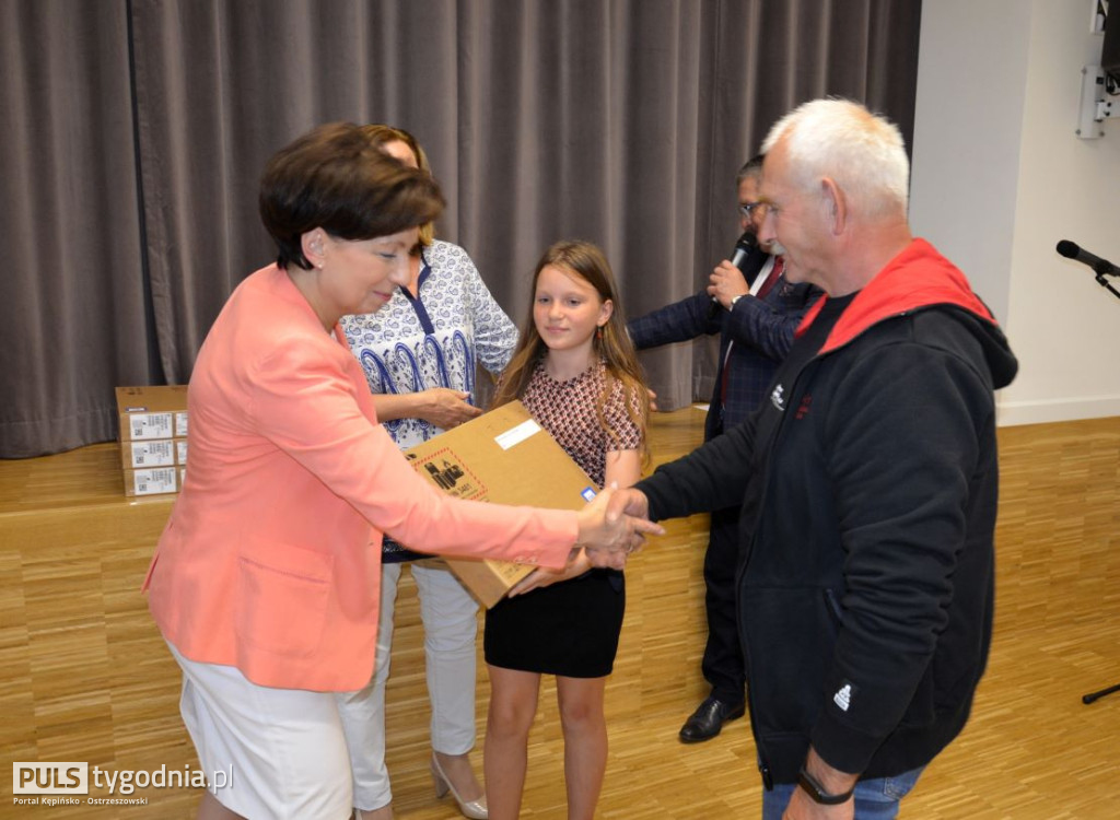 Minister Marlena Maląg wręczyła laptopy