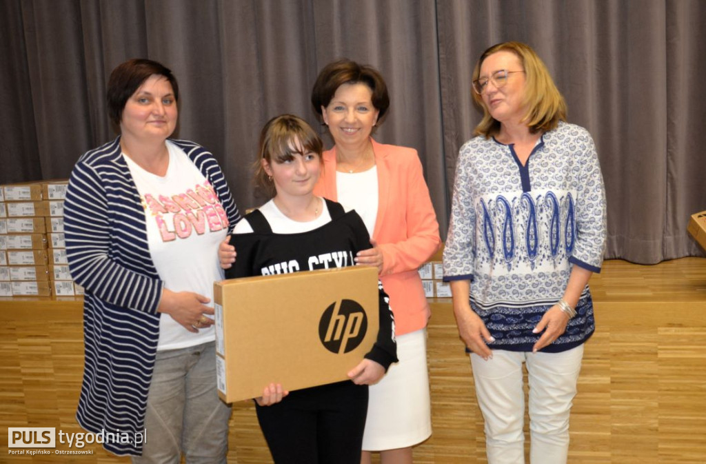 Minister Marlena Maląg wręczyła laptopy