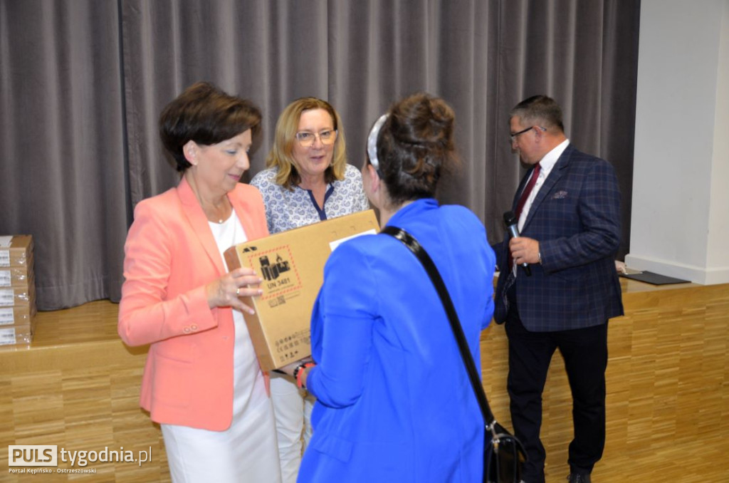 Minister Marlena Maląg wręczyła laptopy