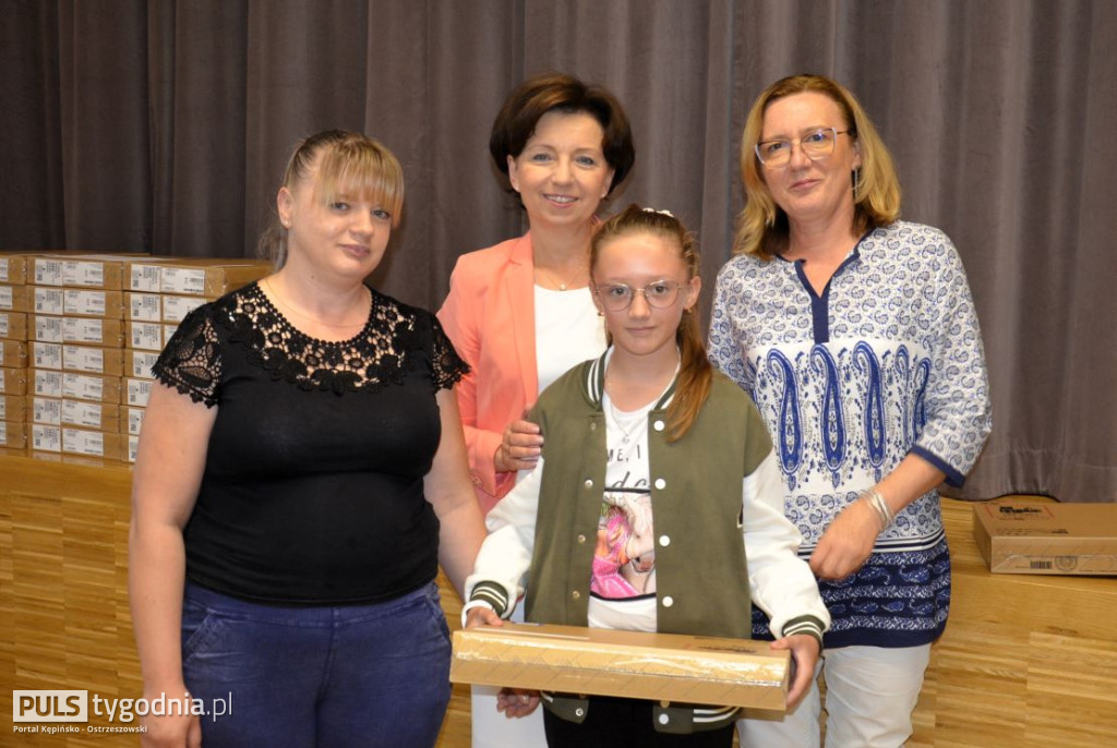Minister Marlena Maląg wręczyła laptopy