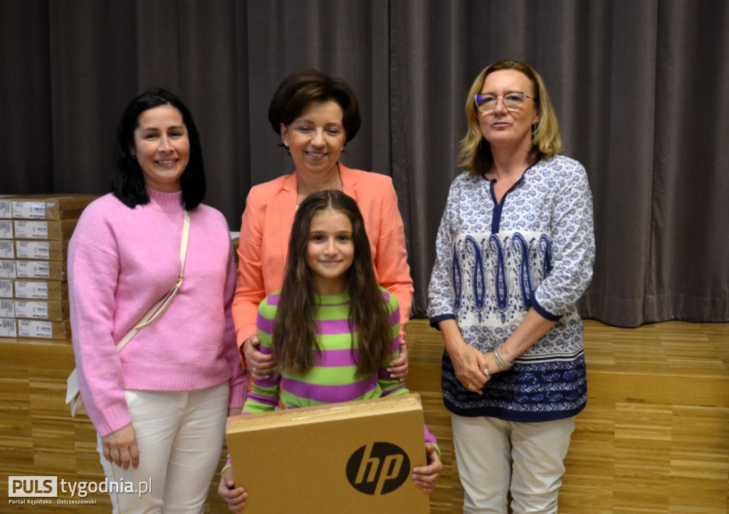 Minister Marlena Maląg wręczyła laptopy