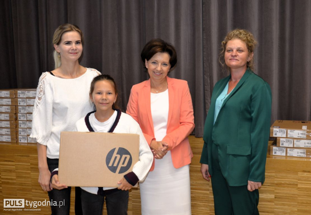 Minister Marlena Maląg wręczyła laptopy