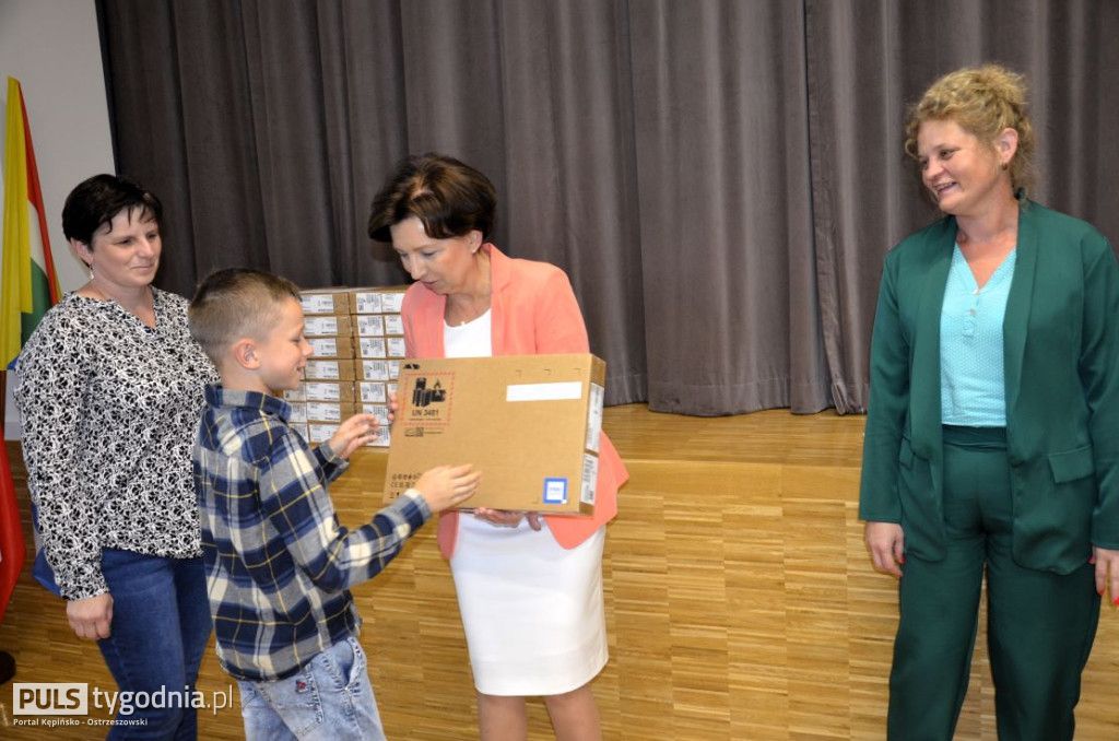 Minister Marlena Maląg wręczyła laptopy