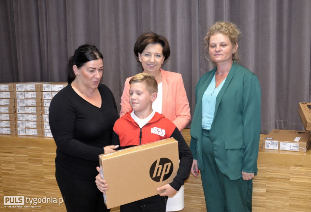 Minister Marlena Maląg wręczyła laptopy
