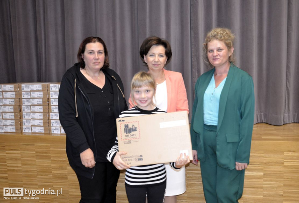 Minister Marlena Maląg wręczyła laptopy