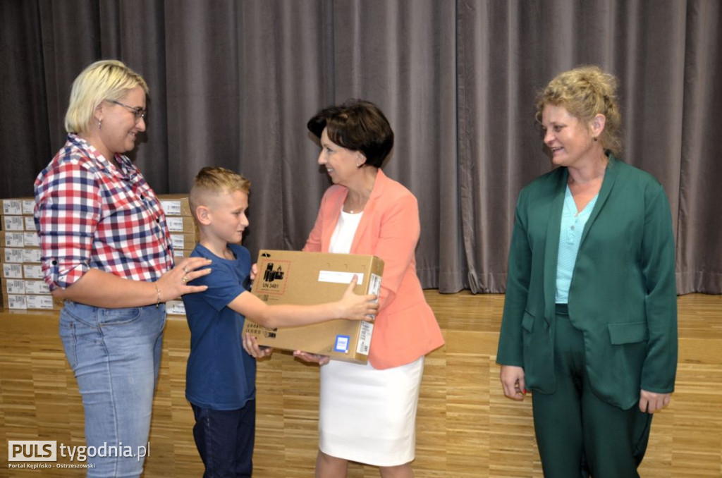 Minister Marlena Maląg wręczyła laptopy