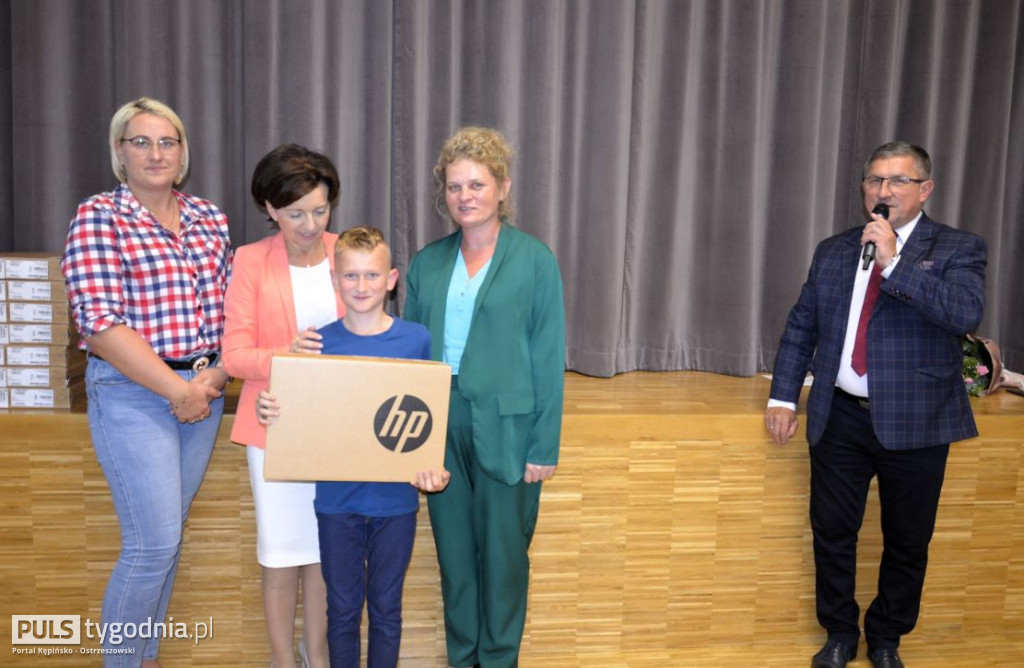 Minister Marlena Maląg wręczyła laptopy