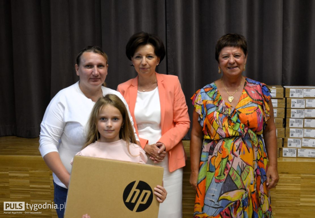 Minister Marlena Maląg wręczyła laptopy