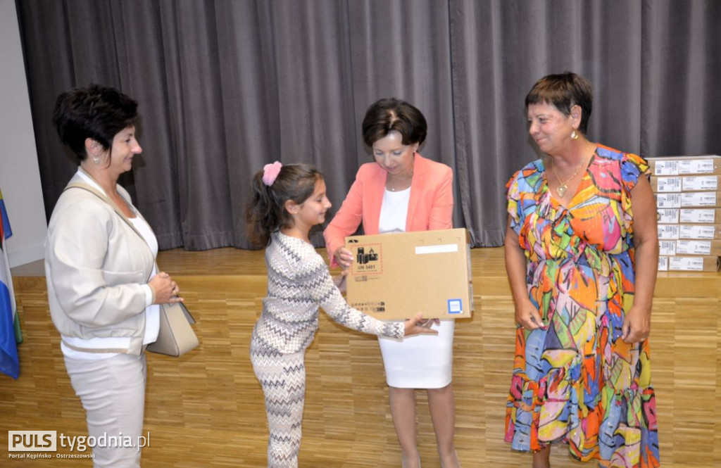 Minister Marlena Maląg wręczyła laptopy