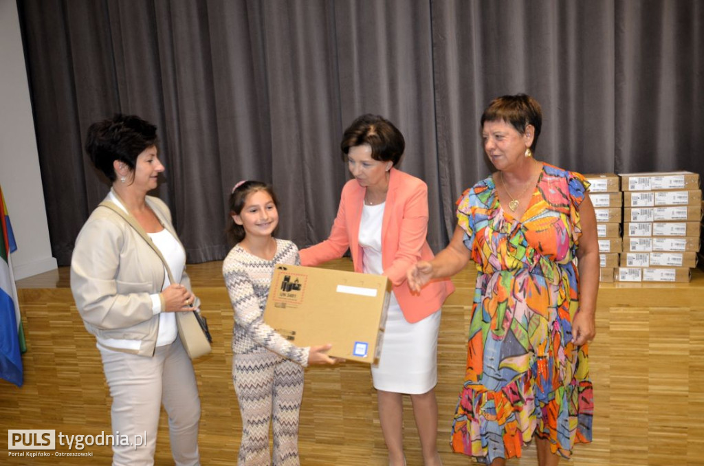 Minister Marlena Maląg wręczyła laptopy