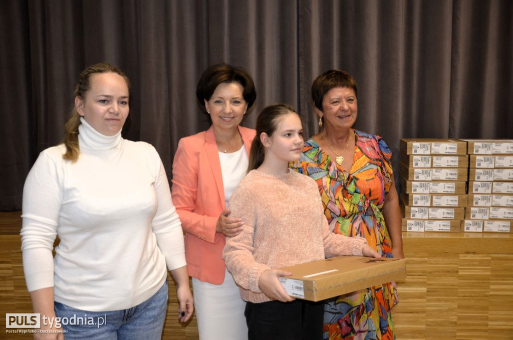 Minister Marlena Maląg wręczyła laptopy