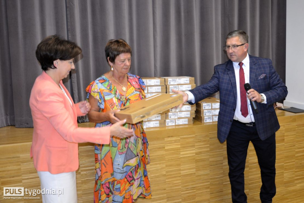 Minister Marlena Maląg wręczyła laptopy