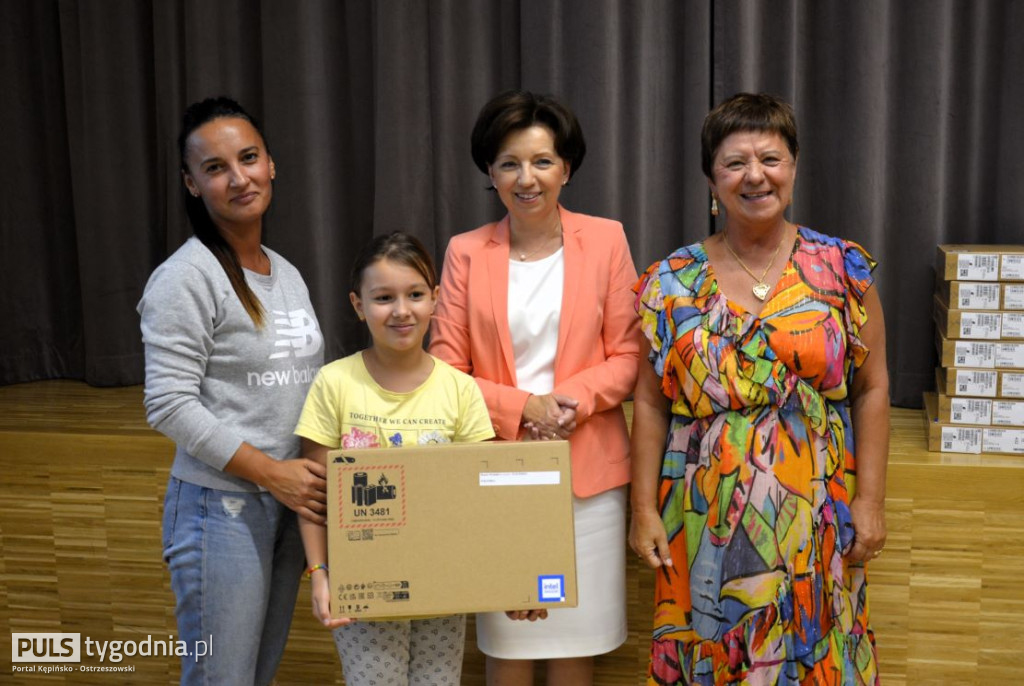 Minister Marlena Maląg wręczyła laptopy