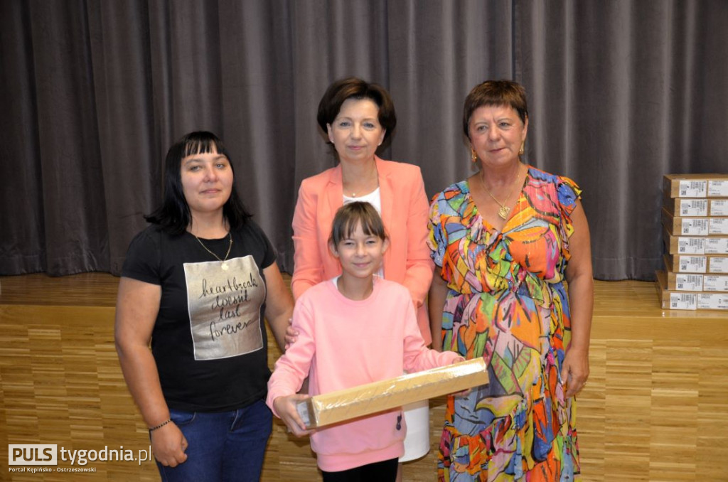 Minister Marlena Maląg wręczyła laptopy