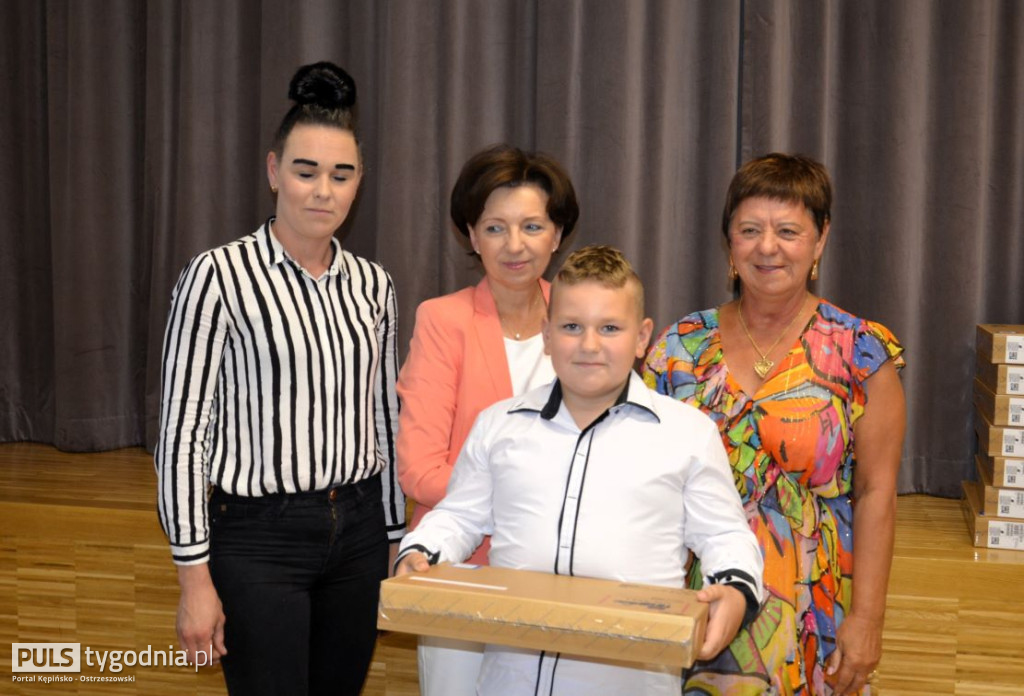 Minister Marlena Maląg wręczyła laptopy