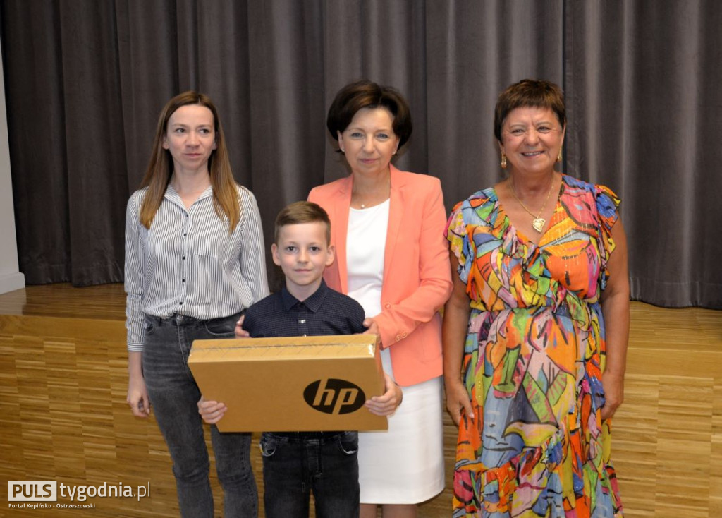 Minister Marlena Maląg wręczyła laptopy