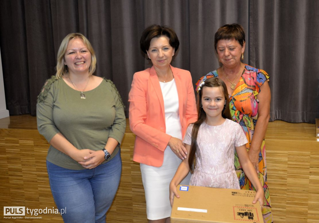 Minister Marlena Maląg wręczyła laptopy