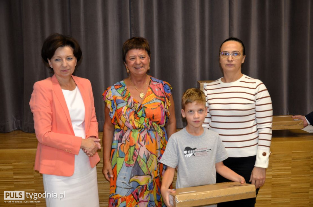 Minister Marlena Maląg wręczyła laptopy