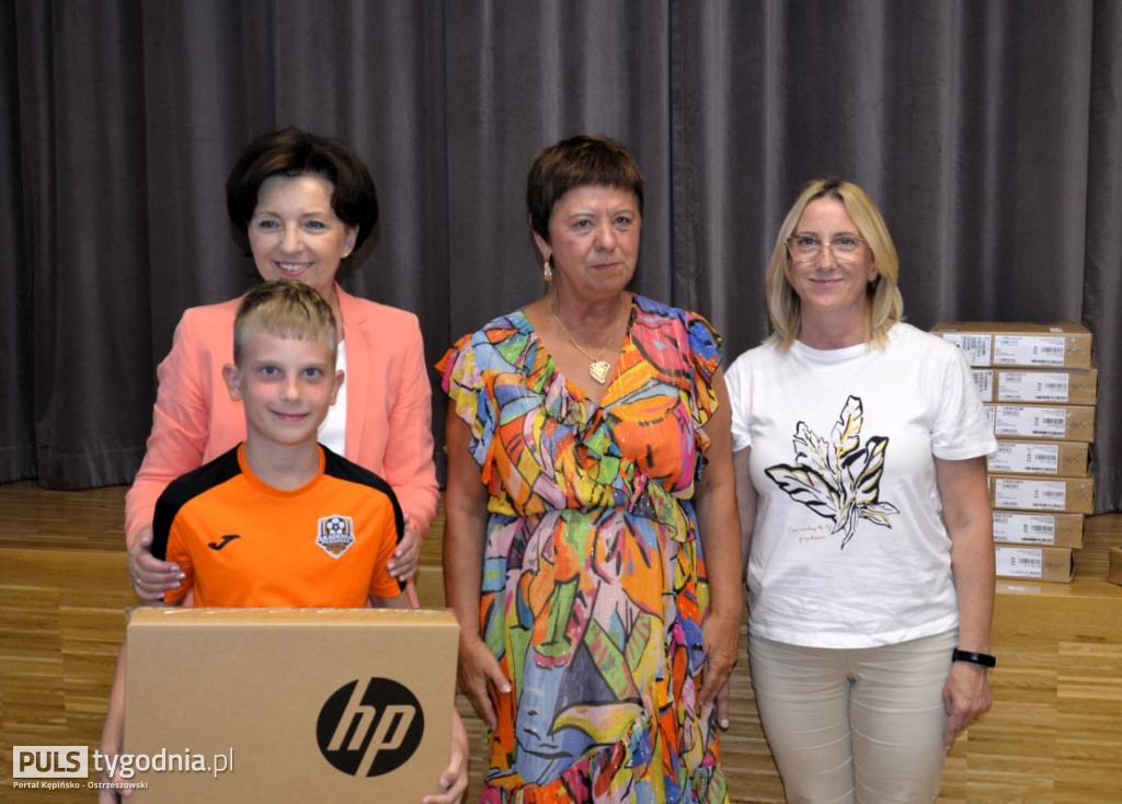 Minister Marlena Maląg wręczyła laptopy
