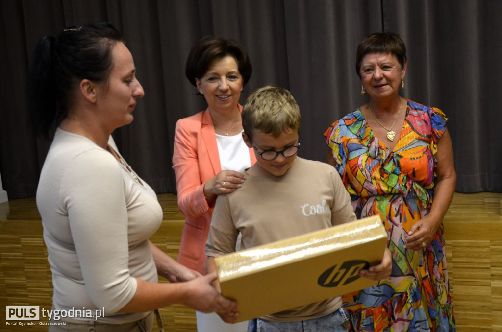 Minister Marlena Maląg wręczyła laptopy