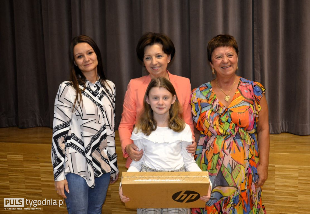 Minister Marlena Maląg wręczyła laptopy